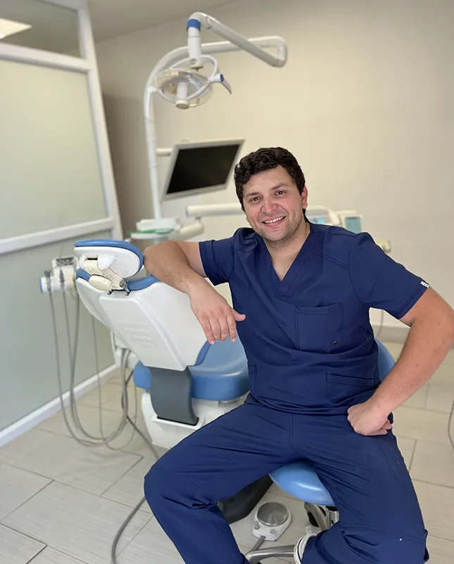 Especialista en implante dental en box de atención