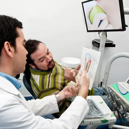 paciente recibiendo información sobre un implante dental